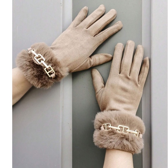 Luxe Vegan Fur Chain Decor Touchscreen Compatible Gloves - Picture 3 of 7